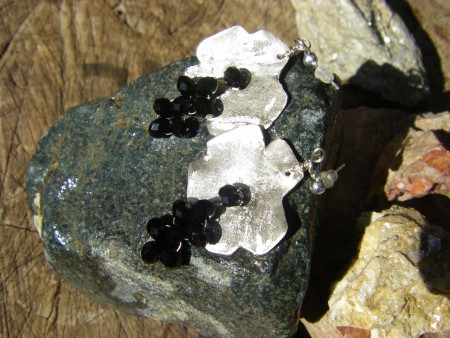 σκουλαρίκια σφυρηλατημένα σε ασημί χρώμα με μαύρες πετρούλες 